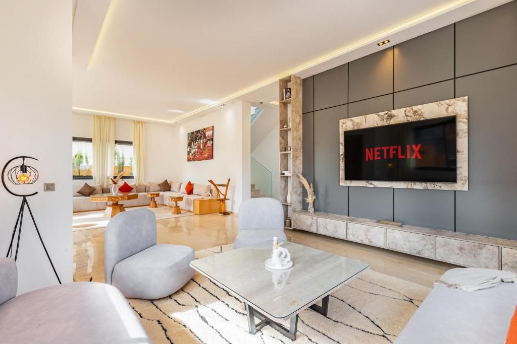 Grand salon avec TV